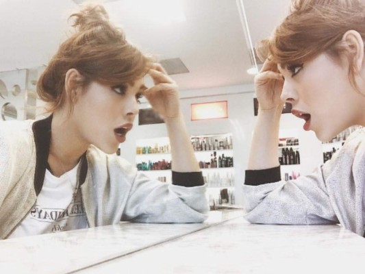 Nuevo look de Danna Paola provoca comparaciones con famosa videobloguera