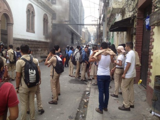 Estudiantes del INTAE protestan frente a la Secretaría de Finanzas