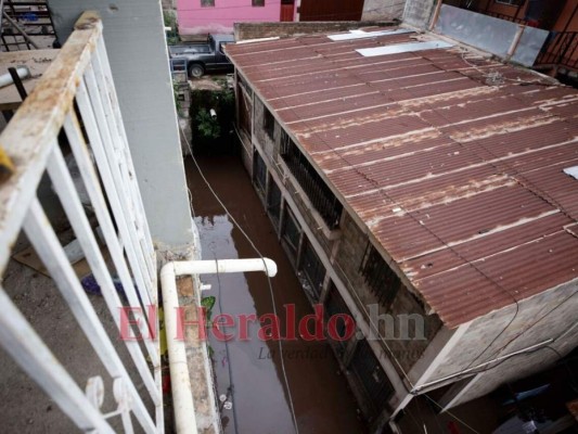 FOTOS: Colapso de tubería deja en la calle a cinco familias en colonia San Miguel