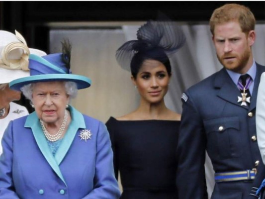 Reina Isabel II promete tomar 'muy en serio' las acusaciones de racismo de Harry y Meghan
