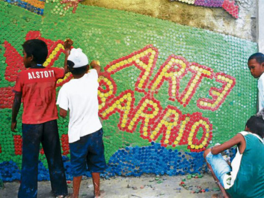 Un pintor y muralista embellecedor de barrios en Tegucigalpa