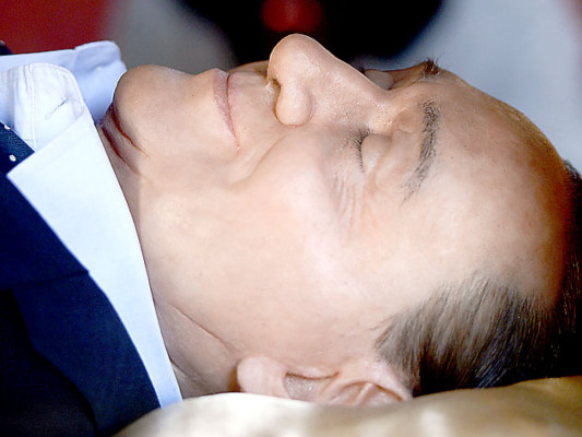 'El sueño de Italia': Berlusconi en un féretro de cristal