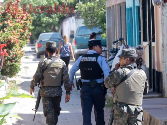 FOTO: Pandilla 18 tenía guarida en escuela de la Planeta; hallaron armas y uniformes militares