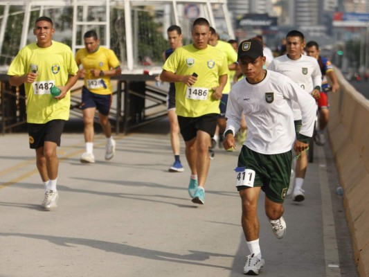 Maratón: Agentes de Tránsito corren 'a exceso de velocidad'