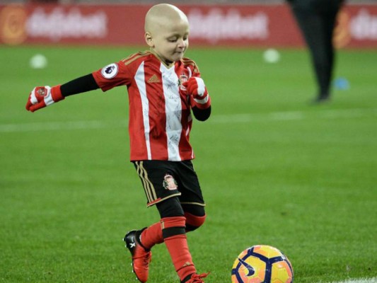Niño enfermo de cáncer recibe premio al mejor gol de diciembre en Inglaterra