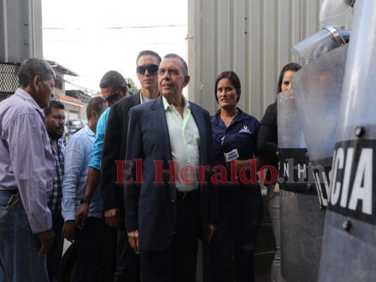 FOTOS: Así llegó Pepe Lobo al Tribunal para oír pena contra Rosa Elena