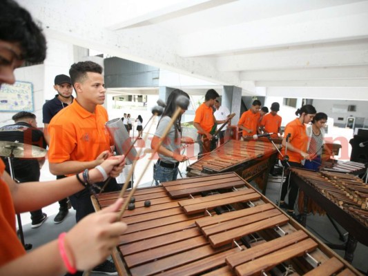¡Orgullo! El Instituto Central Vicente Cáceres celebra su 139 aniversario