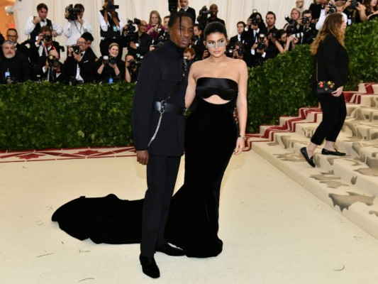 Kylie Jenner muestra su figura en entallado vestido en la Met Gala 2018