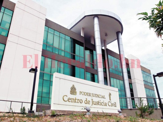 Investigan a más funcionarios por el polémico video de celebración en la Corte