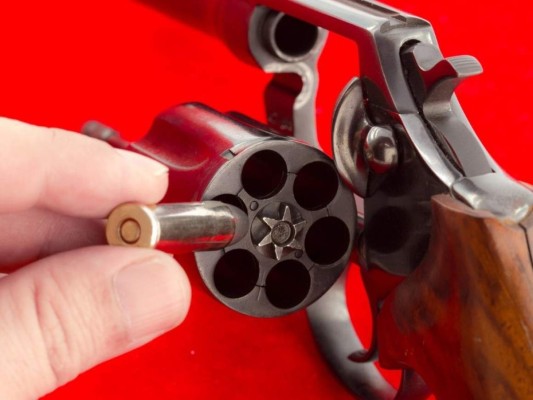 Así es la ruleta rusa, el juego por el que perdió la vida un guardia de seguridad en Honduras