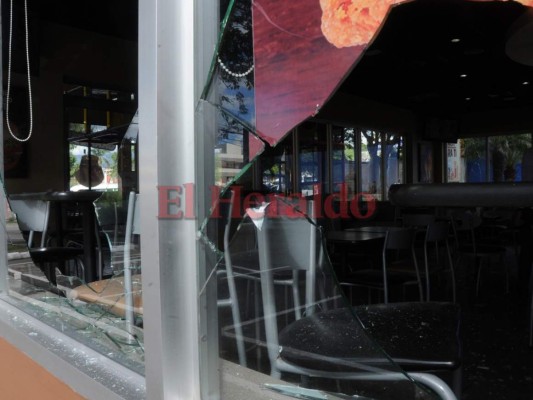 Encapuchados destruyen negocio frente a la UNAH