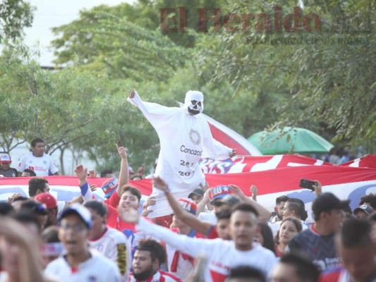 La Ultra Fiel llega al Olímpico y se burla de Motagua con 'el fantasma de la Liga Concacaf'