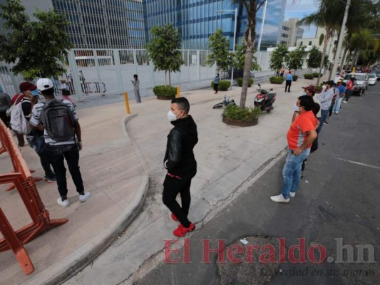 A todo vapor y abarrotados, así funcionan los centros de triaje en la capital