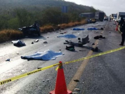 En brutal choque mueren cinco hondureños en México