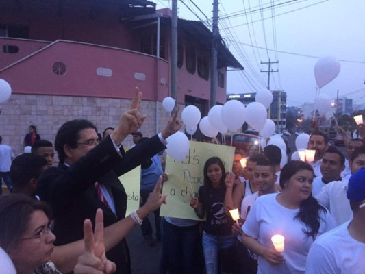 Nacionalistas llegan a la sede de Libre a pedir paz