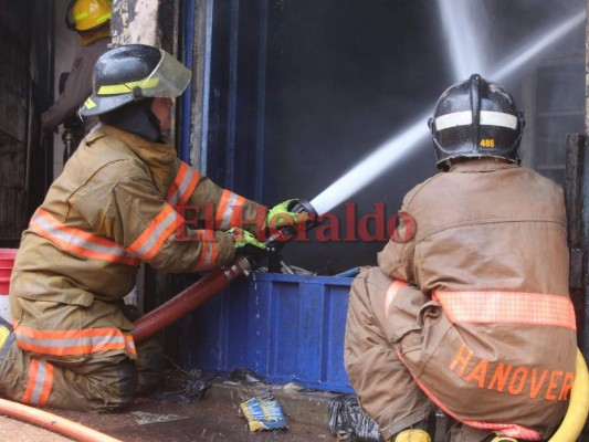 Imágenes del voraz incendio en la séptima avenida de Comayagüela