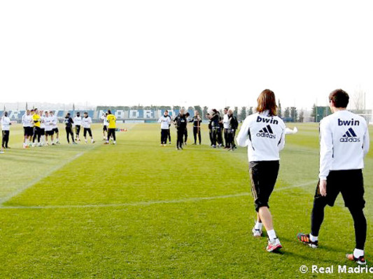 Ramos y Casillas entregan pastel a Mourinho