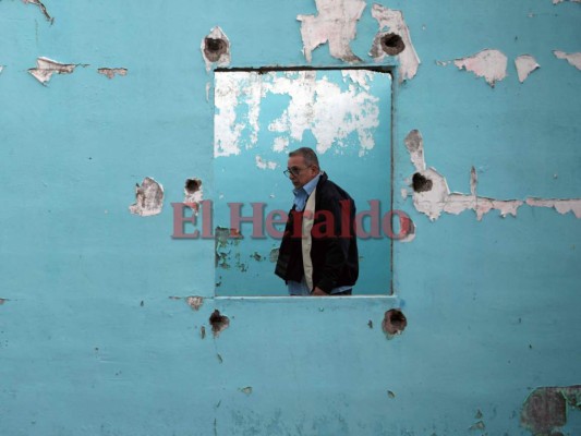 El alcalde que patrulla armado su asediado pueblo en El Salvador