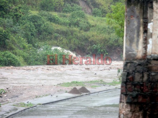 Impactantes imágenes de la crecida del río Choluteca en la capital de Honduras