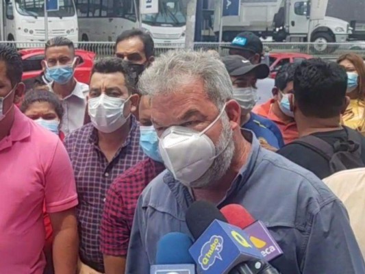 Huelgas de hambre, gallinas e indecisión política: Las polémicas de Roberto Contreras