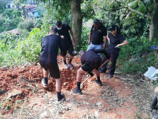 Hallan dos cadáveres enterrados en el patio de una casa en La Ceiba