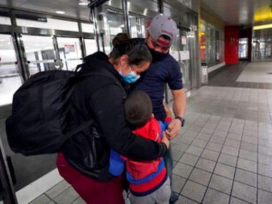 En fotos, la difícil travesía de una madre hondureña y su hijo tras detención en la frontera