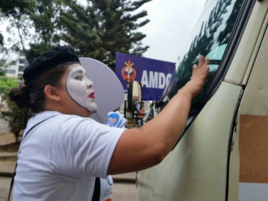 Con mimos y arte buscan alcanzar la paz nacional