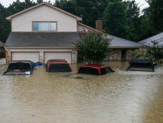 Hallan niña aferrada al cuerpo de su madre ahogada por paso de Harvey
