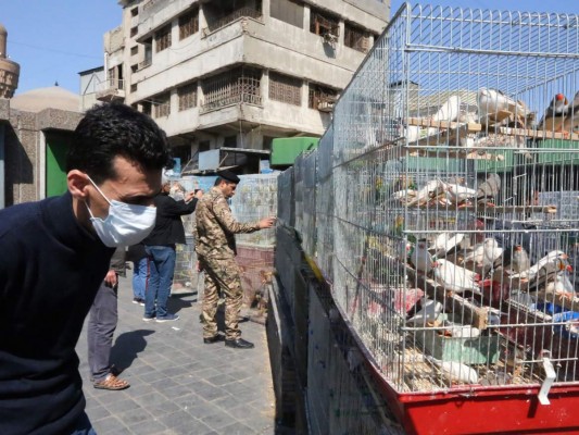 Sin besos ni abrazos, los nuevos saludos para evitar el coronavirus
