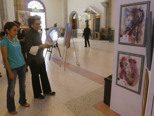 Exposición de pinturas para recaudar fondos