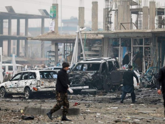 Personal de seguridad afgano inspecciona el lugar de un ataque en Kabul, Afganistán, el domingo 20 de diciembre de 2020. Foto: AP