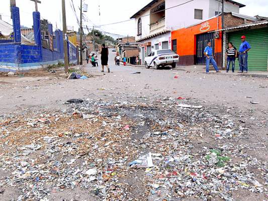 Barrenderos madrugan a recoger la basura de 2011