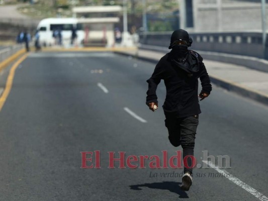 FOTOS: Protestas frente a la UNAH para exigir renuncia de Juan Orlando