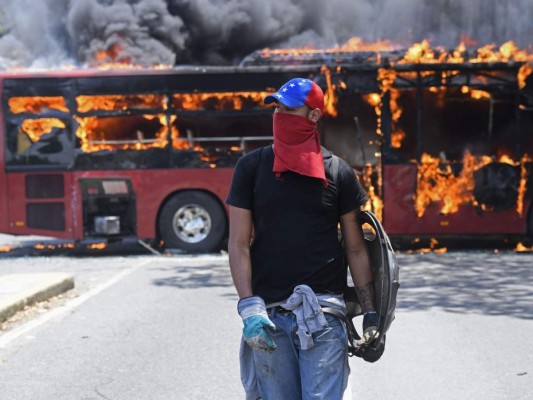 Fotos: Fuego, disparos y zozobra entre venezolanos por jornada de protestas