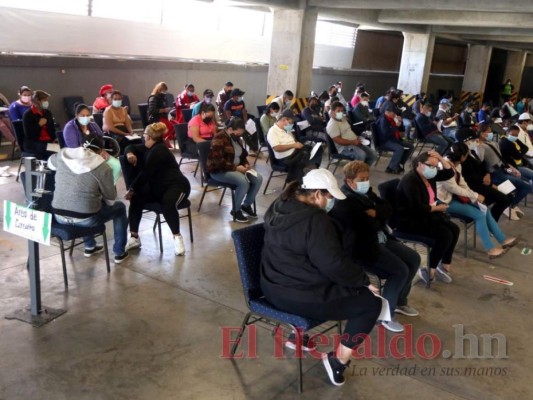 Alcaldes hondureños viajan a El Salvador por 121,800 vacunas anticovid