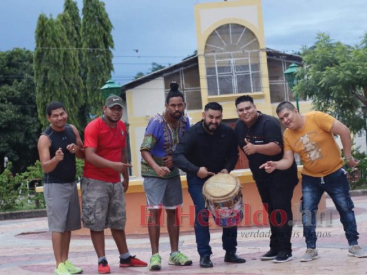 Maestro le canta a la esperanza pese a crisis por covid-19