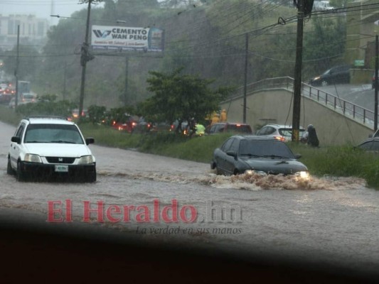 Calles convertidas en ríos y autos atrapados dejan las lluvias en la capital
