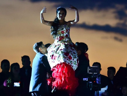 Video: Así fue el vals que bailó Rubí en sus XV años