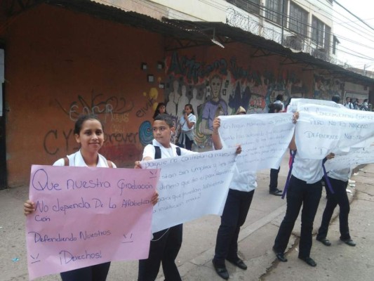 Honduras: Estudiantes protestan contra programa de alfabetización