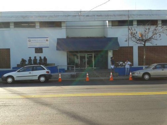 Cuatro reos y un policía heridos en incendio en cárcel de Costa Rica