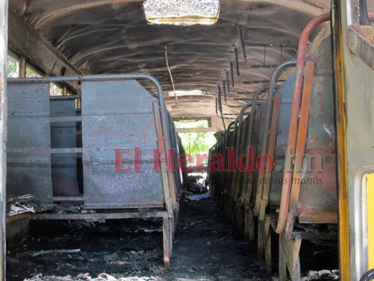 FOTOS: En cenizas quedó bus de la ruta 7 incendiado en San Pedro Sula