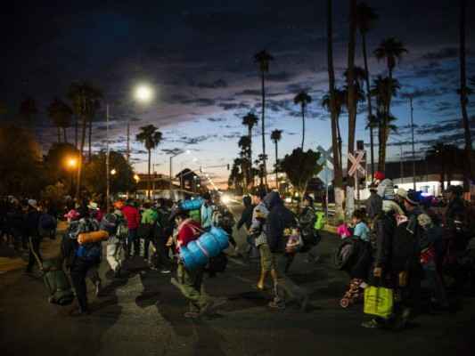 Segunda caravana de migrantes llegan a repleto albergue en la frontera México-EEUU