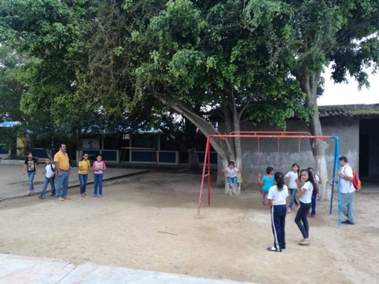 Lluvia de peces causa fascinación en centro educativo de El Paraíso