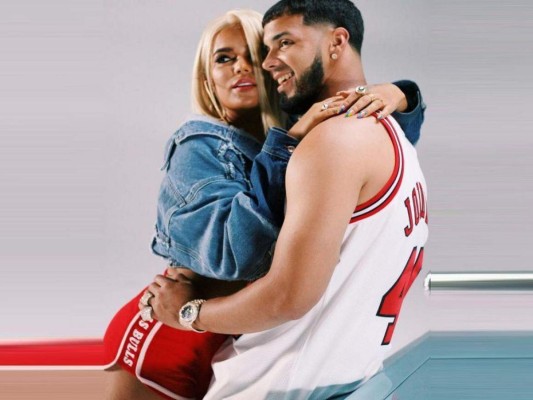 Anuel AA relata con lujo de detalles cómo se enamoró de Karol G