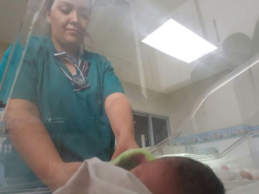 Bebé encontrado abandonado bajo la lluvia se encuentra estable en el Materno Infantil