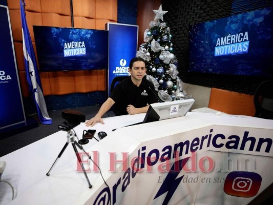 La cabina en la que ha podido hacer realidad el sueño del adolescente que cortaba café con una oreja en la radio. Foto: Emilio Flores/El Heraldo