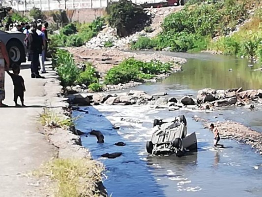 FOTOS: Los daños que sufrió el carro de la presentadora Wendy Membreño
