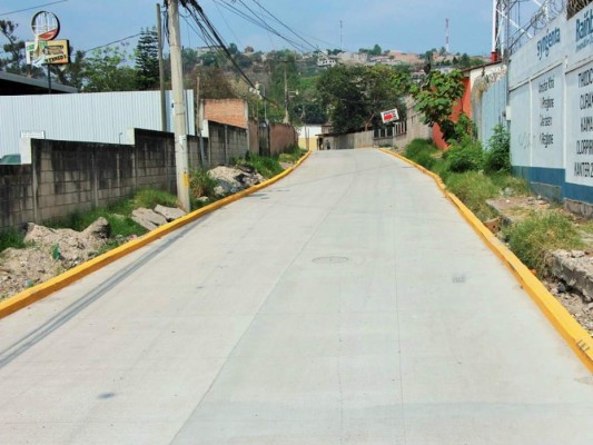 Pavimentan dos vías de la colonia Altos de Loarque