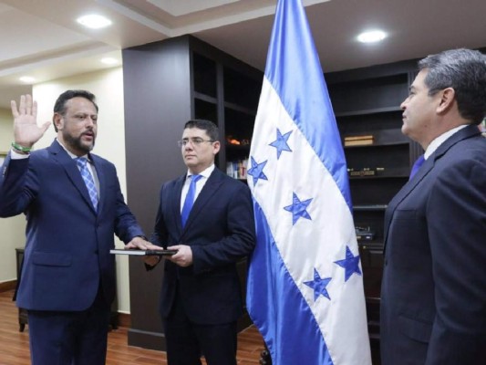 Arnaldo Bueso es nombrado como el nuevo ministro de Educación en Honduras