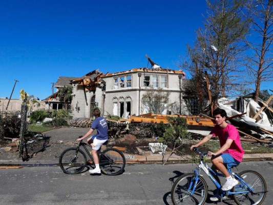FOTOS: Pánico y destrucción genera potente tornado en Dallas, Texas